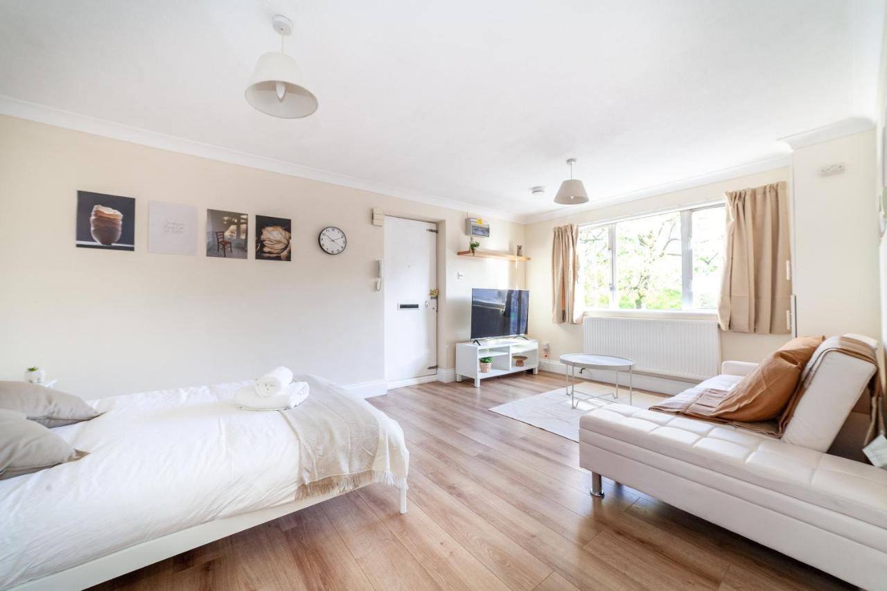 Lovely Studio Flat In Wimbledon W/ Free Parking Лондон Екстер'єр фото